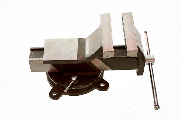 купить Тиски поворотные Дело Техники 125мм, с наковальней                                                   с доставкой